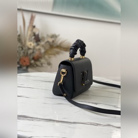 LV Модель： M58688 Маленькая сумка Twist Материалы сочетаются в 