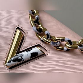 LV Артикул： M58715 Розовая сумка среднего размера TWIST с волнис