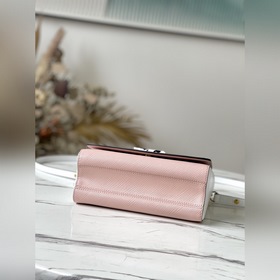 LV Артикул： M58715 Розовая сумка среднего размера TWIST с волнис