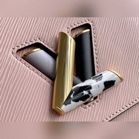 LV Артикул： M58715 Розовая сумка среднего размера TWIST с волнис