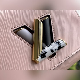 LV Артикул： M58715 Розовый мини-сумка Twist Изготовлена из зерни