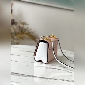 LV Артикул： M58715 Розовый мини-сумка Twist Изготовлена из зерни