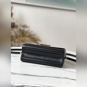 LV Артикул： M58715 Черная сумка среднего размера TWIST с волнист
