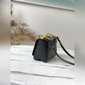 LV Артикул： M58715 Черный маленький сумочка Twist Изготовлена и
