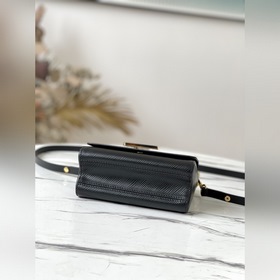 LV Артикул： M58715 Черный маленький сумочка Twist Изготовлена и