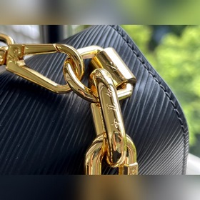 LV Артикул： M58715 Черный маленький сумочка Twist Изготовлена и