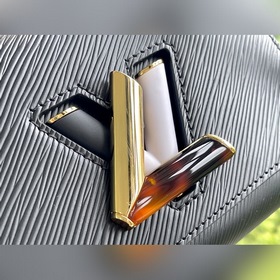 LV Артикул： M58715 Черный маленький сумочка Twist Изготовлена и