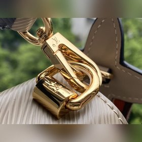 LV Артикул： M57049 Маленькая сумка Twist из кожи Epi Широкий пл