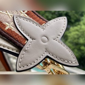 LV Артикул： M57049 Маленькая сумка Twist из кожи Epi Широкий пл