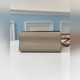 LV Артикул： M57049 Маленькая сумка Twist из кожи Epi Широкий пл