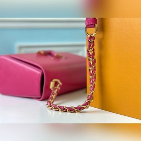 LV Модель M50282 Красная сумка с застежкой виде красного конверта