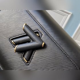 LV Модель M50282 Черная сумка с застежкой Twist в этом сезоне пре