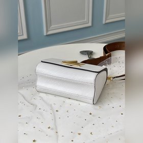 LV Модель M56628 Классическая сумка Twist в новом исполнении. Изг