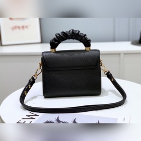 LV 【TWIST Маленькая сумка】 Артикул： M58688 Черный Эта сумка Twis