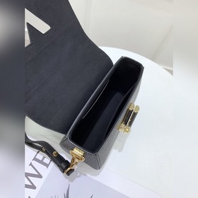 LV 【TWIST Маленькая сумка】 Артикул： M58688 Черный Эта сумка Twis