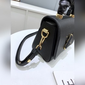 LV 【TWIST Маленькая сумка】 Артикул： M58688 Черный Эта сумка Twis