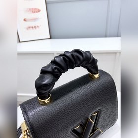 LV 【TWIST Маленькая сумка】 Артикул： M58688 Черный Эта сумка Twis