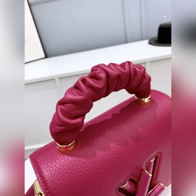 LV 【TWIST Маленькая сумка】 Артикул： M58691 Вишневый Эта сумка T