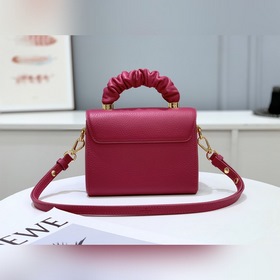 LV 【TWIST Маленькая сумка】 Артикул： M58691 Вишневый Эта сумка T