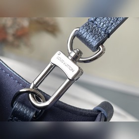 LV Артикул： M58956 Маленькая сумка Изготовлена из кожи с тиснен
