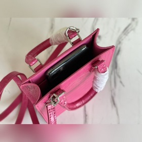 LV Артикул： M90564 Розовый чехол для нот с крокодиловым узором [