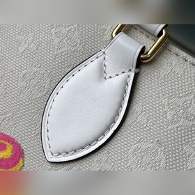LV Артикул： M20815 Белая сумка OnTheGo Изготовлена из вышитого ж