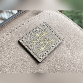 LV Артикул： M80449 Светло-серая сумка Petit Sac Plat Сумка с неж