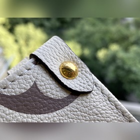 LV Артикул： M45654 Молочно-белая/нежно-розовая сумка Onthego Sma