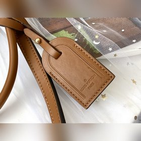 LV Модель M44921 Сумка ONTHEGO цветабрикосового цвета с тиснением
