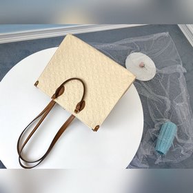LV Модель M44921 Сумка ONTHEGO цветабрикосового цвета с тиснением