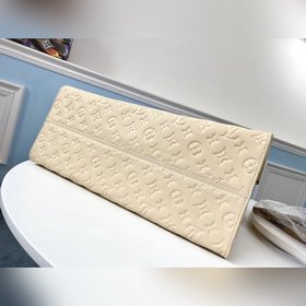 LV Модель M44921 Сумка ONTHEGO цветабрикосового цвета с тиснением