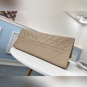 LV Модель M44933 Светло-коричневая сумка ONTHEGO с тиснением Для