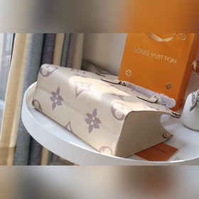 LV Артикул： M45660 Средняя сумка OnTheGo Мотив Monogram сначала