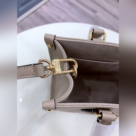 LV Артикул： M45779 Сумка Onthego Small Tote в цвете слоновой кос