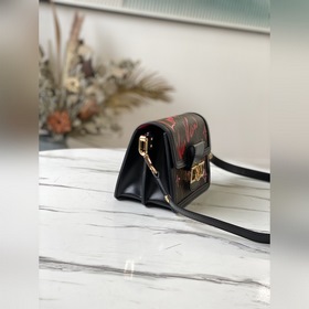 Сумка LV Onthego Артикул： M45889 Швейцарский художник Урс Фишер 