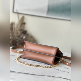 Средняя сумка LV Артикул： M21266 Эта сумка среднего размера изг