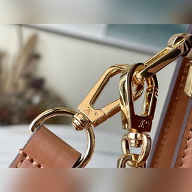 Средняя сумка LV Артикул： M21266 Эта сумка среднего размера изг
