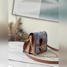 Средняя сумка LV Артикул： M21266 Эта сумка среднего размера изг