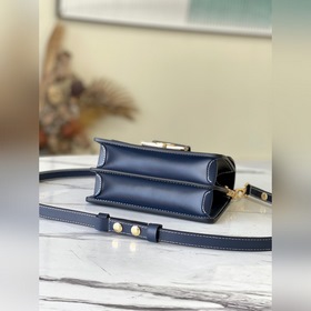 LV Dauphine Маленькая сумка Артикул： M59716 Эта модель Dauphine