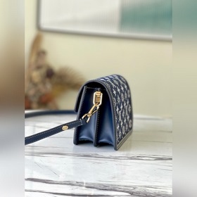 LV Dauphine Маленькая сумка Артикул： M59716 Эта модель Dauphine