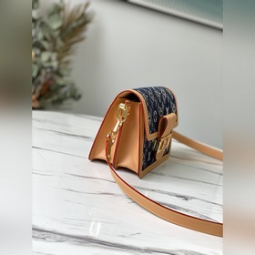 Мини-сумка LV Dauphine Артикул： M57394 Nicolas Ghesquière обнов