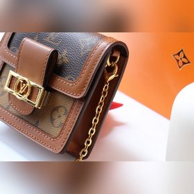 LV Модель M68621 Поясная сумка DAUPHINE BB представляет собой ми
