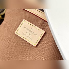 LV P00208 Keepall — классическая сумка из серии дорожных сумок. С