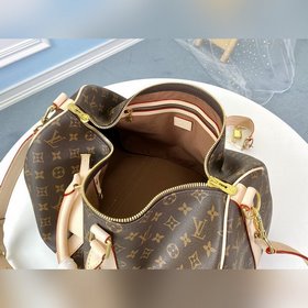 LV P00208 Keepall — классическая сумка из серии дорожных сумок. С