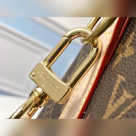LV P00208 Keepall — классическая сумка из серии дорожных сумок. С