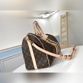 LV P00208 Keepall — классическая сумка из серии дорожных сумок. С