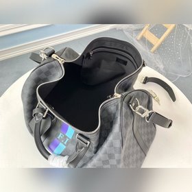 LV P00761 Эта классическая сумка Keepall 45 изготовлена из ткани 
