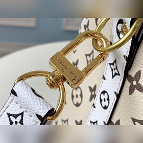 LV модель M44590 придает свежий и энергичный вид классической сум