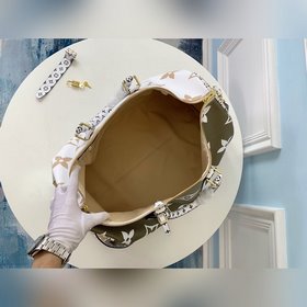 LV модель M44590 придает свежий и энергичный вид классической сум