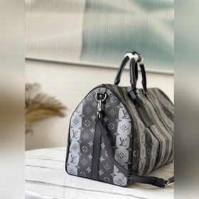 LV Артикул： M40567 Серебристые полоски (с плечевым ремнем) — это